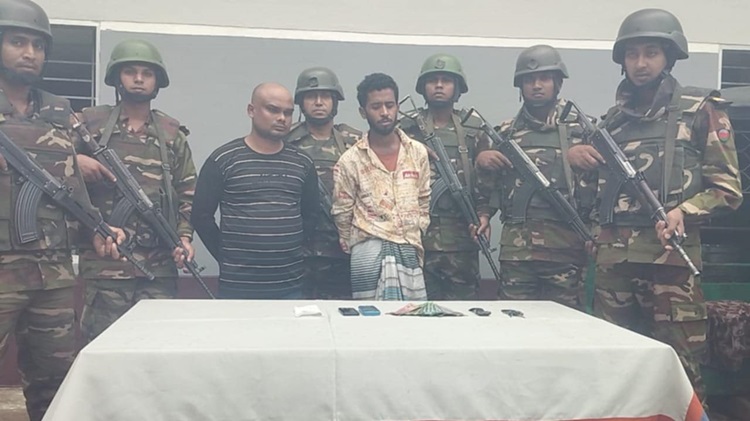 দুই ছিনতাইকারীকে আটক করে পুলিশে দিল সেনাবাহিনী