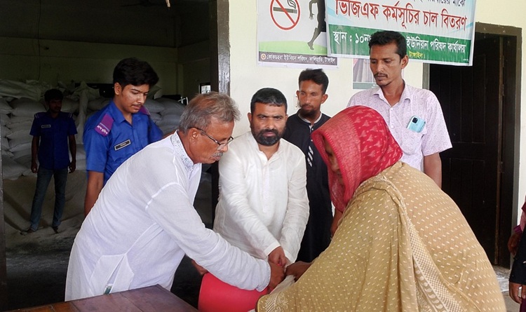 কালিহাতীতে অসহায় দুঃস্থ পরিবারের মাঝে চাল বিতরণ