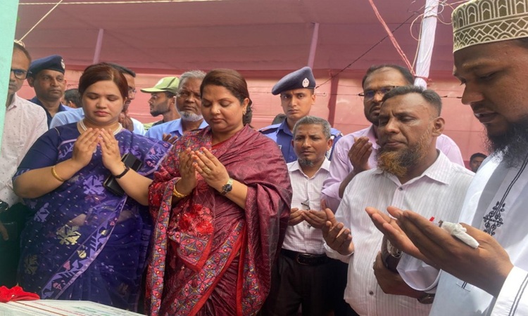 ঘুমিয়ে স্বপ্ন না দেখে স্বপ্ন বাস্তবায়নে যুবদের নিরলসভাবে কাজ করতে হবে: চট্টগ্রাম জেলা প্রশাসক 