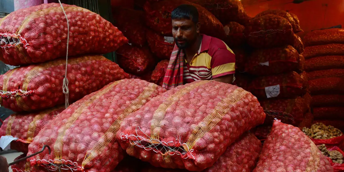 দেশি পেঁয়াজে ঠাসা আড়ত, দাম কম আদা-রসুনেরও