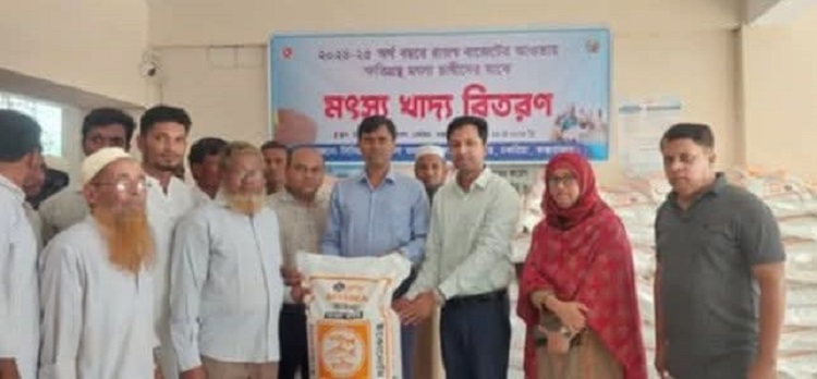 চকরিয়ায় বন্যায় ক্ষতিগ্রস্থ মৎস্যচাষীদের মৎস্য খাদ্য বিতরণ
