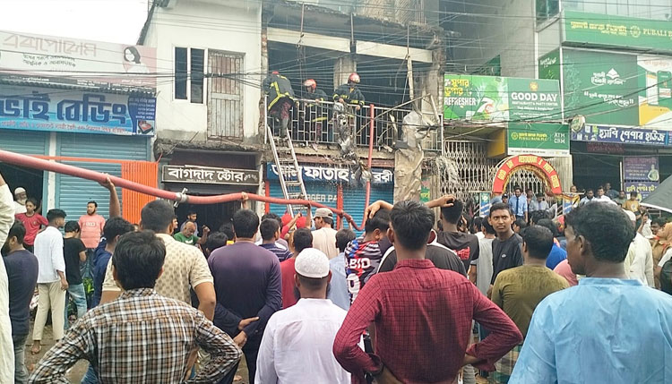 নাটোরে ভয়াবহ আগুনে পুড়ে গেছে দোকান