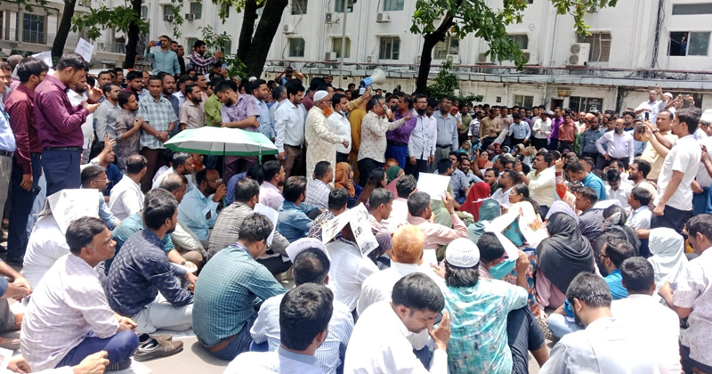 নিষেধাজ্ঞা অমান্য করে সচিবালয়ে বিক্ষোভ