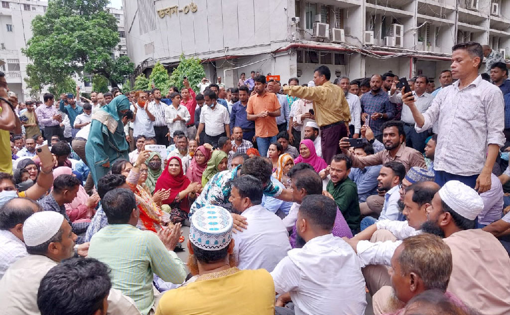 মন্ত্রণালয় ফাঁকা: কর্মকর্তা-কর্মচারীদের বিক্ষোভে উত্তাল সচিবালয়
