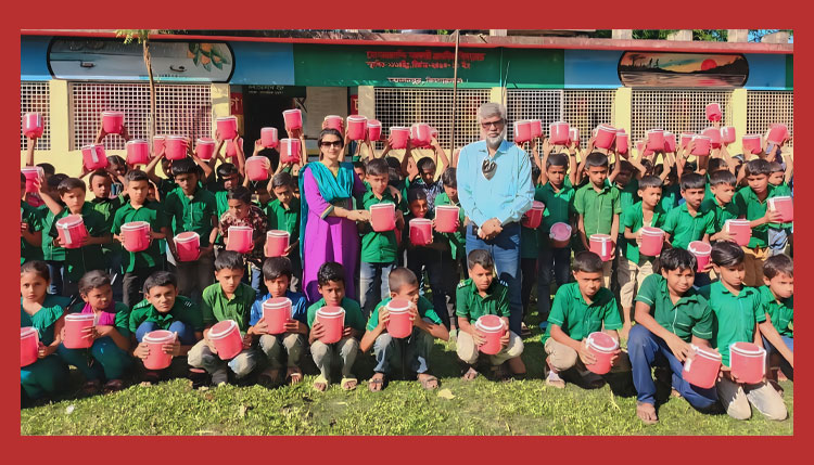 হোসেনপুরে চরাঞ্চলের ৫ শতাধিক শিক্ষার্থী পেল নতুন স্কুল ব্যাগ ও টিফিন বাক্স