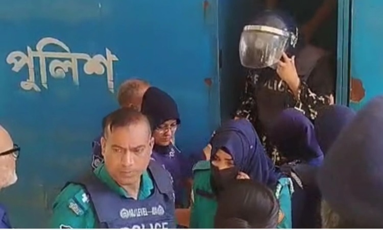 মমতাজকে বহনকারী গাড়ি লক্ষ্য করে ফের ডিম নিক্ষেপ