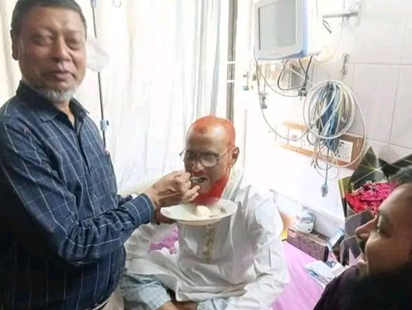 আজহারকে মিষ্টি মুখ : জামায়াত কর্মীদের শোকরানা নামাজ আদায়