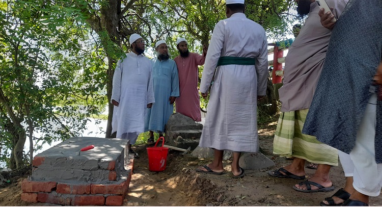 আত্রাইয়ে বাধার মুখে ভেঙে ফেলা হলো নির্মাণাধীন মাজার