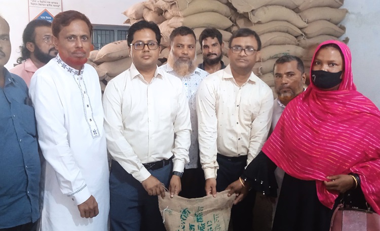 আখাউড়ায় ভিজিডির চাল বিতরণ উদ্বোধন