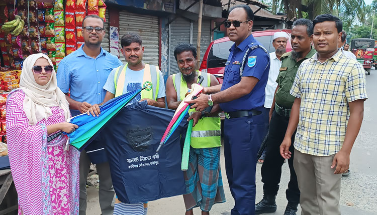 কালীগঞ্জে কমিউনিটি ট্রাফিক সদস্যদের মাঝে ছাতা ও রেইনকোট বিতরণ