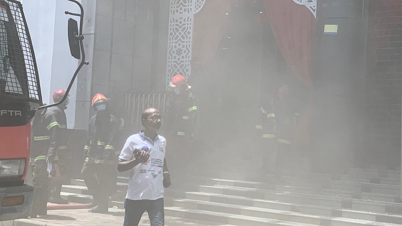রাজশাহীতে সাবেক এমপি ওমর ফারুকের শপিং সেন্টারে আগুন
