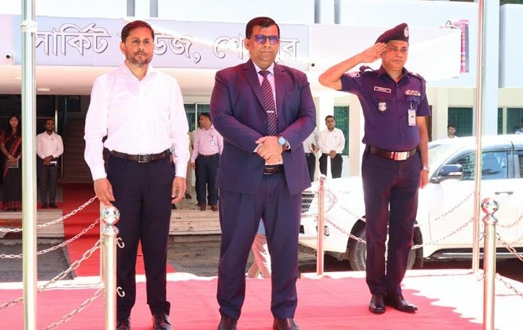 শেরপুরে ময়মনসিংহ বিভাগীয় কমিশনার কে অভ্যর্থনা