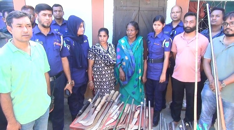পীর আজাদের আস্তানায় অভিযান, দেশীয় অস্ত্রসহ দুই নারী আটক