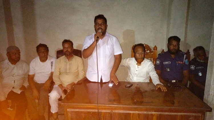 কালুখালীর শিকজান বাজারে আইন শৃঙ্খলা বিষয়ক সভা 