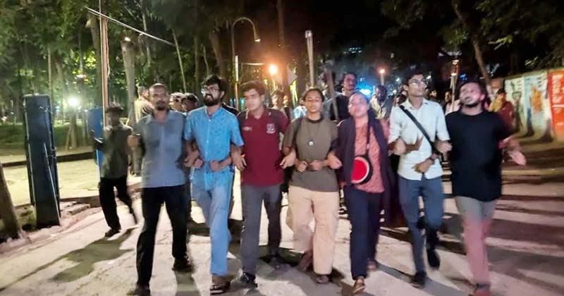 ঢাকা বিশ্ববিদ্যালয়ে বামপন্থীদের মশাল মিছিল, শিক্ষার্থীদের ‘ভুয়া ভুয়া’ দুয়োধ্বনি