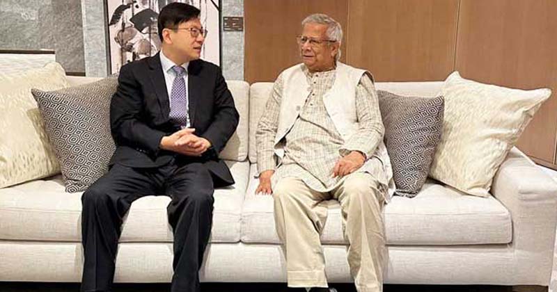 হংকংয়ে যাত্রাবিরতিতে প্রধান উপদেষ্টাকে স্বাগত জানান সেদেশের শ্রমমন্ত্রী