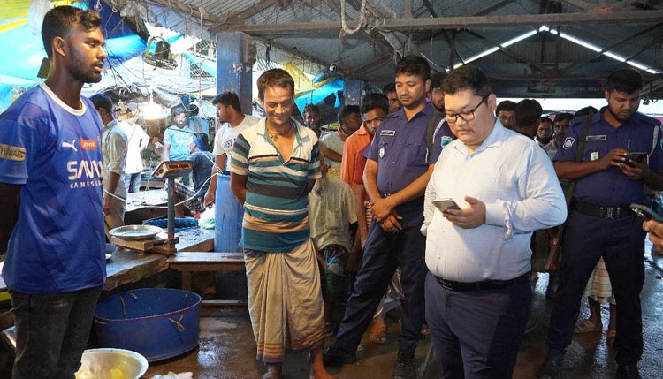 ধুনটে নিষিদ্ধ মাছ বিক্রির অপরাধে দুই ব্যবসায়ীকে জরিমানা