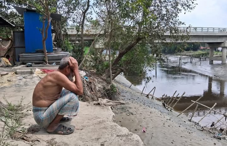 ছোট ফেনী নদীর ভাঙনে তিন উপজেলার মানচিত্র বদলে দিচ্ছে 