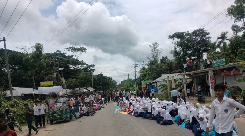 পল্লী চিকিৎসকের গ্রেপ্তার দাবিতে সড়ক অবরোধ