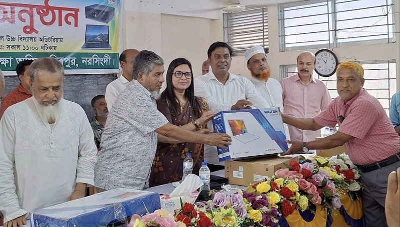 শিবপুরে সরকারি প্রাথমিক বিদ্যালয়ে ল্যাপটপ ও প্রজেক্টর বিতরণ