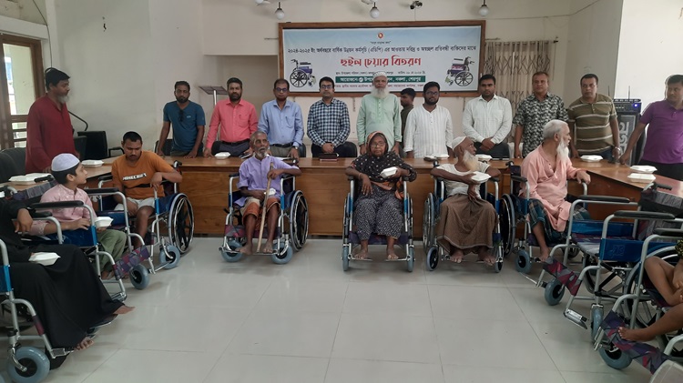 নকলায় হুইল চেয়ার বিতরণ