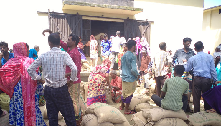 মধ্যনগরে ভিডব্লিউবির চাল বিতরণে টাকা নেয়ার অভিযোগ   