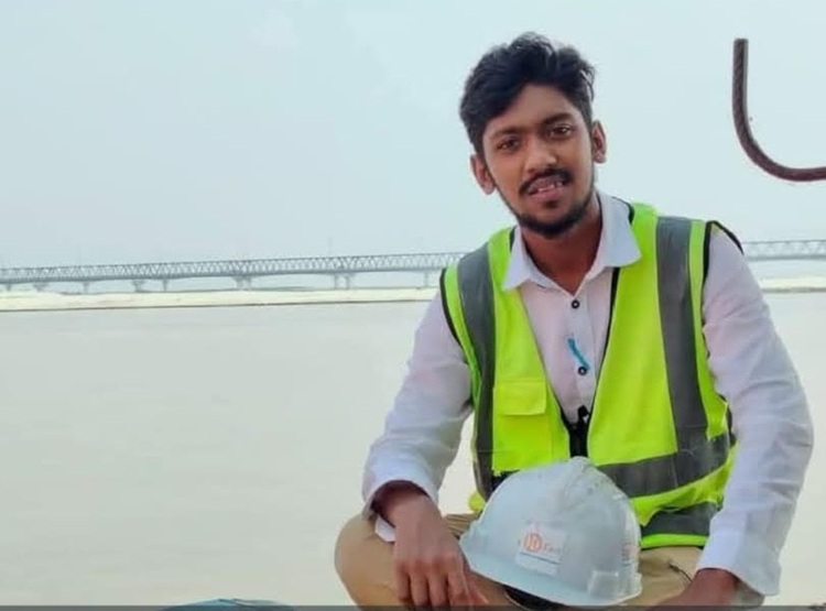 যমুনাসেতুর টাওয়ারে কাজ করার সময় ইঞ্জিয়ারের মৃত্যু