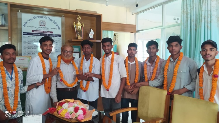 সাতকানিয়ায় কলেজ অধ্যক্ষের সাথে ছাত্রদলের মতবিনিময়