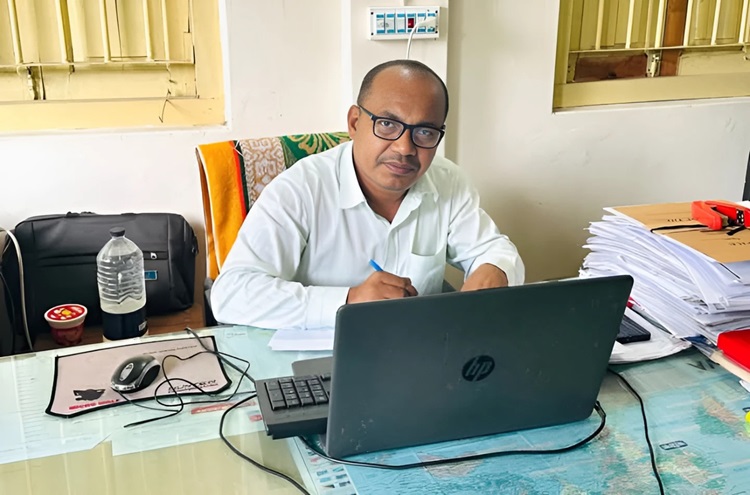টাকা ছাড়া সেবা মেলে না বালিগ্রাম ভূমি অফিসে!