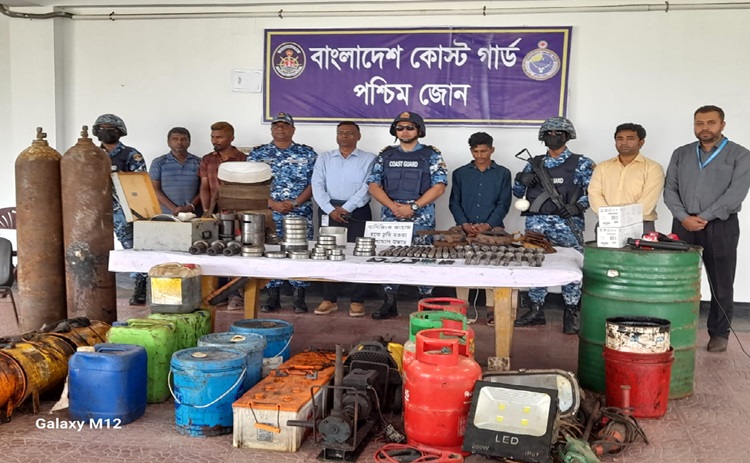 মোংলা বন্দরে জাহাজ থেকে চুরি করা মালামালসহ আটক ৩