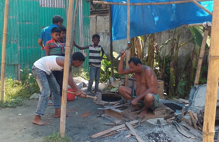 এবার পাঁচবিবির কামারপাড়ায় নেই চিরচেনা সেই টুং টাং শব্দ