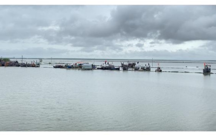 রাঙ্গাবালীতে সকাল থেকে ঝরছে বৃষ্টি, আকাশ মেঘাচ্ছন্ন