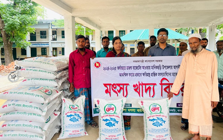 মানিকছড়িতে বন্যায় ক্ষতিগ্রস্ত মৎস্যচাষিদের মাঝে মৎস্য খাদ্য বিতরণ