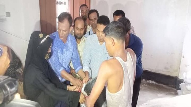 আটপাড়ায় শুনই ইউনিয়নে ভিজিএফ এর চাল বিতরণ