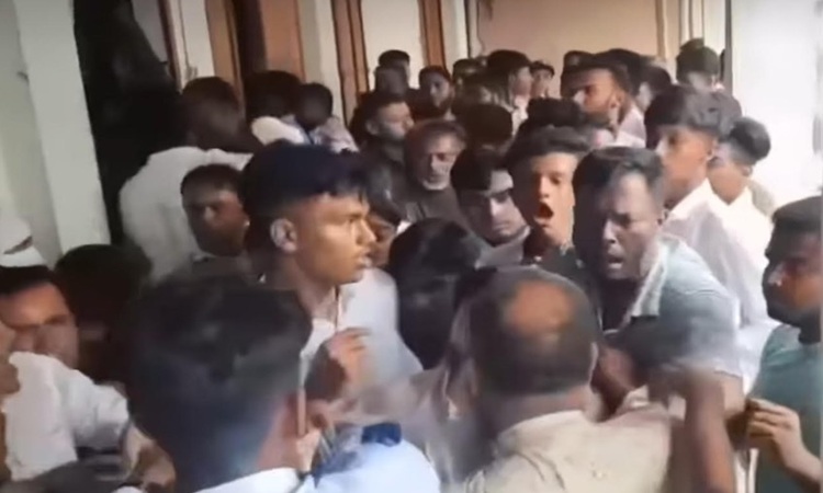 শাজাহানপুরে শিক্ষার্থী-বহিরাগত সংঘর্ষ