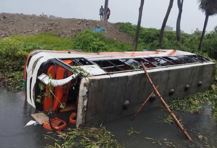ফেনীর দাগনভুইয়াতে স্টার লাইন বাস উল্টে খালে, আহত ৬