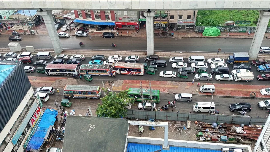 সকাল থেকে টানা বৃষ্টিতে নাকাল কর্মজীবী মানুষ