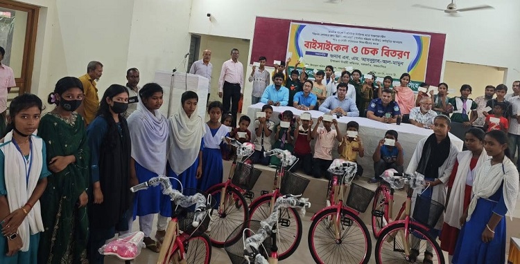 গফরগাঁওয়ে ক্ষুদ্র নৃগোষ্ঠীর শিক্ষার্থীদের শিক্ষা বৃত্তি ও বাইসাইকেল বিতরণ