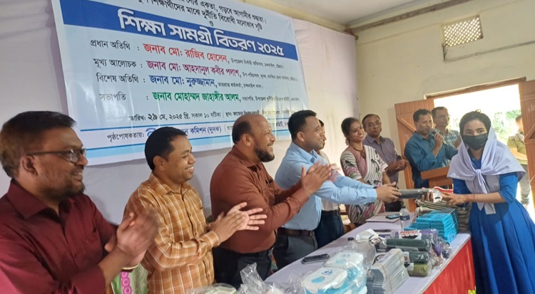 চন্দনাইশে দুর্নীতি প্রতিরোধ কমিটির শিক্ষা সামগ্রী বিতরণ