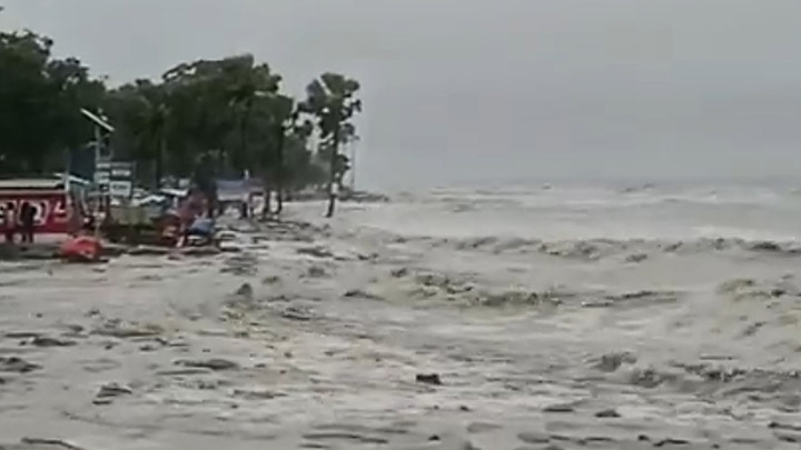 নিম্নচাপটি উপকূল অতিক্রম শুরু করেছে