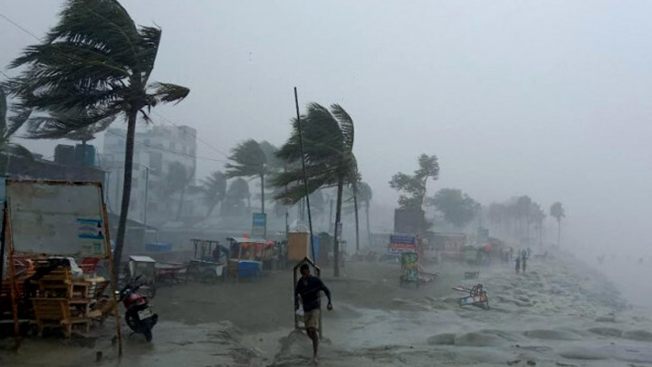 উপকূল অতিক্রম শুরু: ৬০ কি.মি. বেগে ঝড়ো হাওয়া 