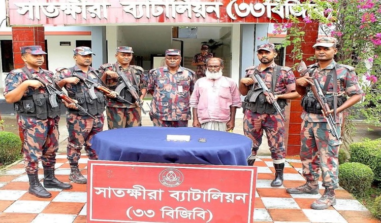 সাতক্ষীরা সীমান্তে স্বর্ণেরবারসহ আটক ১