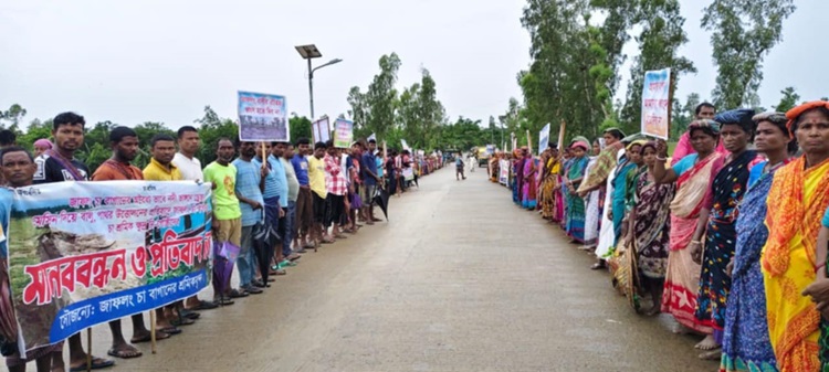 জাফলংয়ে অবৈধ বালু ও পাথর উত্তোলন বন্ধ করে চা-বাগান রক্ষার দাবি
