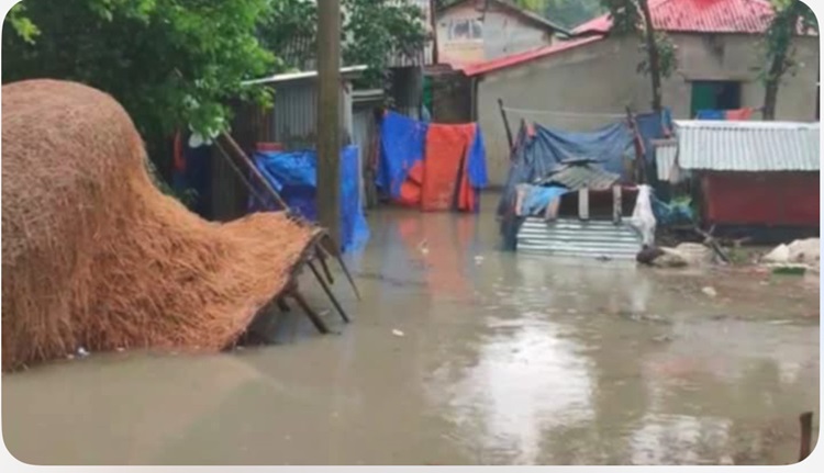 ঝালকাঠিতে বৈরী আবহাওয়া তলিয়েয়েছে নিম্মাঞ্চল