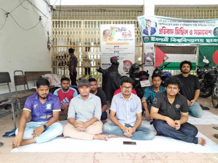 ইবির হল বন্ধের প্রতিবাদে ইবি শিক্ষার্থীদের অবস্থান কর্মসূচি