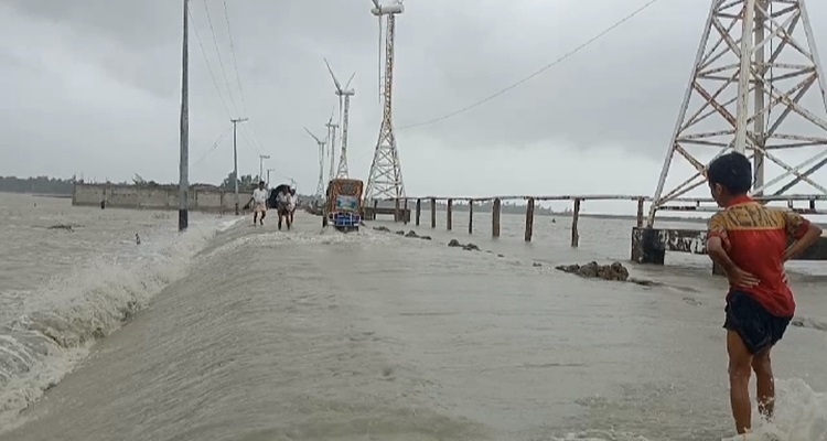 কুতুবদিয়ায় ভাঙা বেড়িবাঁধ, লোকালয়ে পানি ঢুকে ছয় গ্রাম প্লাবিত