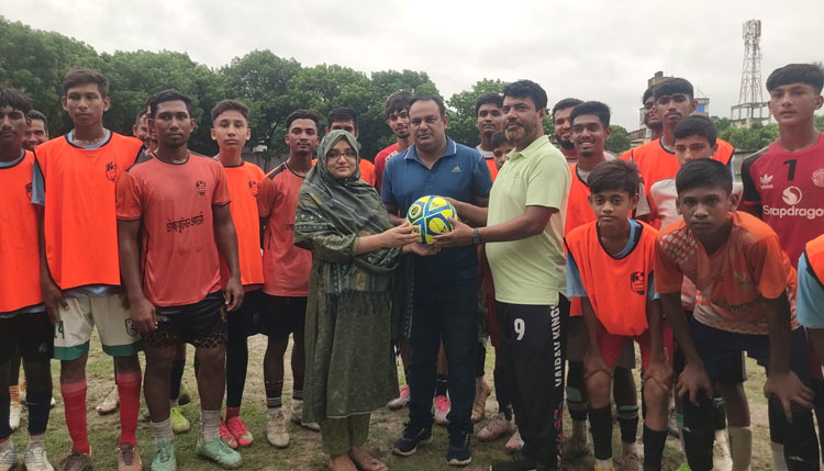 চৌগাছা ফুটবল একাডেমিকে বল প্রদান