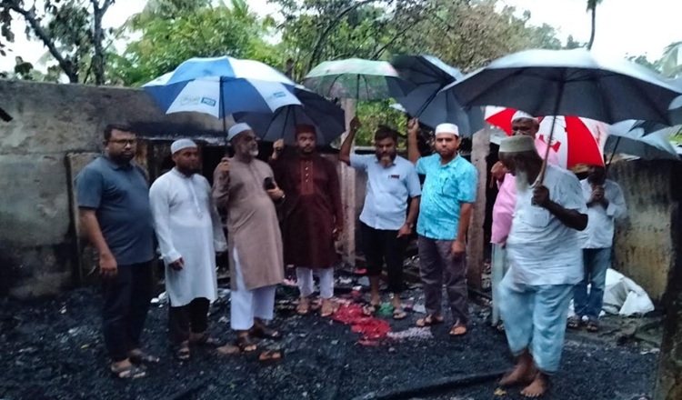 চৌদ্দগ্রামে অগ্নিকান্ডে ক্ষতিগ্রস্ত ঘরবাড়ি পরিদর্শনে জামায়াত 