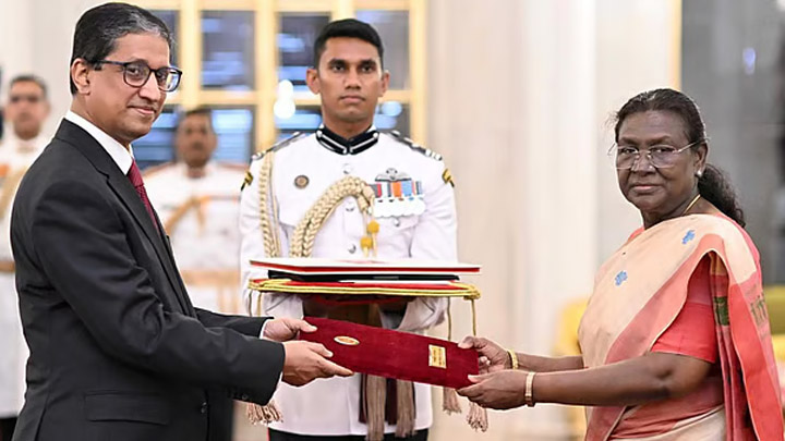ভারতের রাষ্ট্রপতির কাছে বাংলাদেশের নতুন হাইকমিশনারের পরিচয়পত্র পেশ 