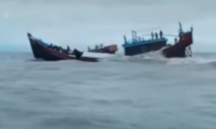খুলনা যাওয়ার পথে কুতুবদিয়ার লবণবাহী ২ টি ট্রলার ডুবি